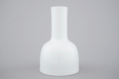 A Chinese white monochrome Dehua blanc de Chine mallet-shaped vase, Kangxi mark, 18/19th C.