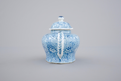 Une th&eacute;i&egrave;re en porcelaine de Chine, &eacute;poque Kangxi, ca. 1700