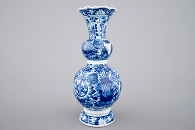 Un vase double gourde en porcelaine de Chine, d&eacute;cor aux papillons, Kangxi, ca. 1700