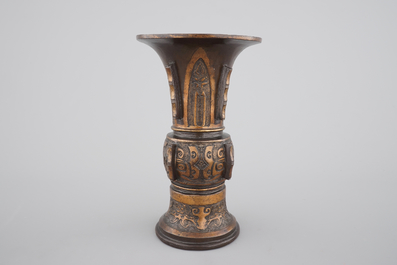 Un vase chinois en bronze partiellement dor&eacute; de forme gu, 17/18&egrave;me