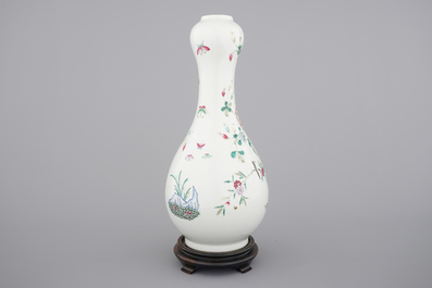 Un vase de forme de poire &eacute;long&eacute;e en porcelaine de Chine famille rose au perroquet branch&eacute;, 19&egrave;me