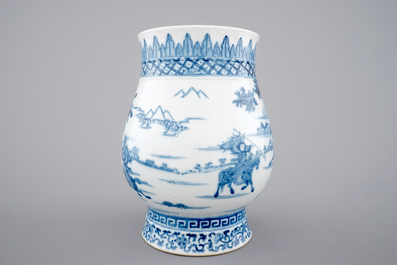 Un vase en porcelaine de Chine bleu et blanc aux guerriers, 19&egrave;me