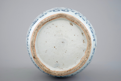 Een blauw-witte Chinese vaas met "Honderd kraanvogels" motief, Ming Dynastie