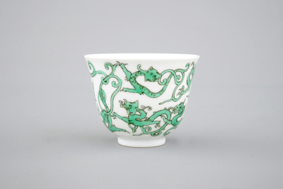 Une tasse &agrave; vin en porcelaine de Chine au dragon, 19/20&egrave;me