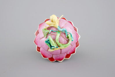 Une tasse et soucoupe en porcelaine de Chine famille rose de forme lotus, &eacute;poque Yongzheng, 1722-1735