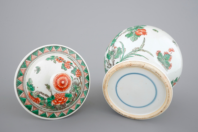 Un vase en porcelaine de Chine wucai, 19/20&egrave;me