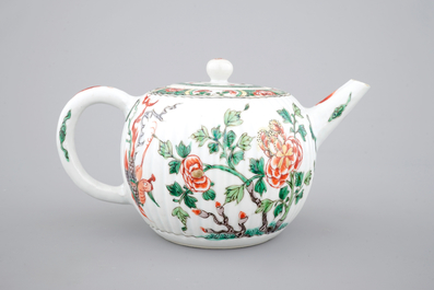 Une th&eacute;i&egrave;re en porcelaine de Chine famille verte, &eacute;poque Kangxi, ca. 1700