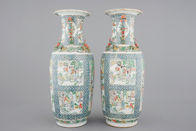 Une paire de vases en porcelaine de Chine famille verte de Canton, 19&egrave;me