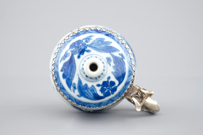Een blauw-witte Chinees porseleinen mosterdpot met zilveren montuur, Transitie-periode, 17e eeuw