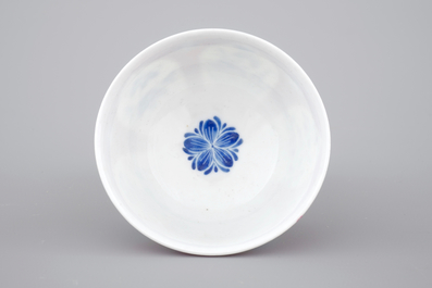 Une tasse et soucoupe en porcelaine de Chine famille rose rubis et bleu rehaut, Yongzheng, 1722-1735