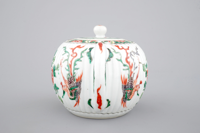 Une th&eacute;i&egrave;re en porcelaine de Chine famille verte, &eacute;poque Kangxi, ca. 1700