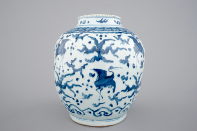 Een blauw-witte Chinese vaas met "Honderd kraanvogels" motief, Ming Dynastie