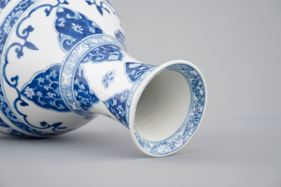 Un vase en forme de poire en porcelaine de Chine bleu et blanc, Kangxi, ca. 1700