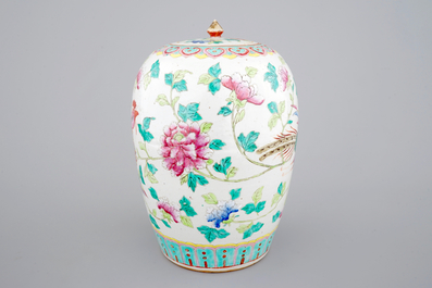 Un pot &agrave; gingembre en porcelaine de Chine famille rose, 19&egrave;me