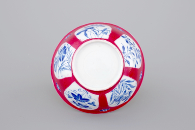 Une tasse et soucoupe en porcelaine de Chine famille rose rubis et bleu rehaut, Yongzheng, 1722-1735
