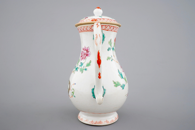 Une aigui&egrave;re et son couvercle en porcelaine de Chine famille rose, 18&egrave;me