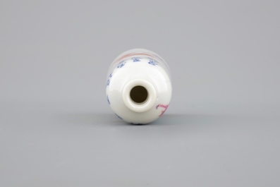 A Chinese porcelain snuff bottle with bats along a vase, 19th C.