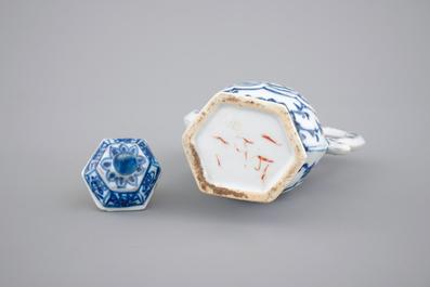 Une verseuse en porcelaine de Chine bleu et blanc pour le march&eacute; islamique, Kangxi, ca. 1700