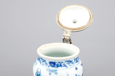 Een blauw-witte Chinees porseleinen mosterdpot met zilveren montuur, Transitie-periode, 17e eeuw