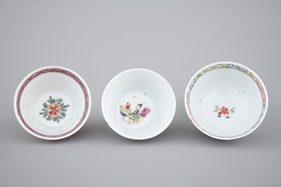 Trois tasses et soucoupes en porcelaine de Chine famille rose, Yongzheng et Qianlong, 18&egrave;me