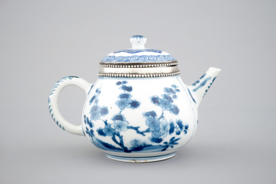 Une th&eacute;i&egrave;re en porcelaine de Chine avec une monture en argent, &eacute;poque Kangxi, ca. 1700