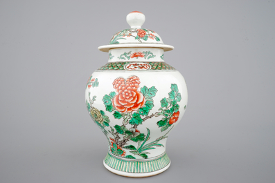 Un vase en porcelaine de Chine wucai, 19/20&egrave;me