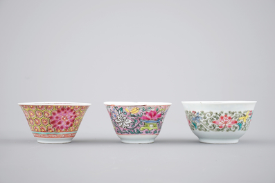 Trois tasses et soucoupes en porcelaine de Chine famille rose, Yongzheng et Qianlong, 18&egrave;me