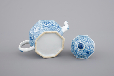 Une th&eacute;i&egrave;re en porcelaine de Chine, &eacute;poque Kangxi, ca. 1700