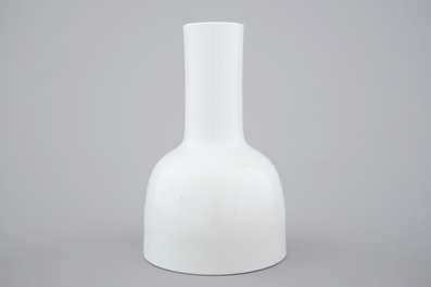 A Chinese white monochrome Dehua blanc de Chine mallet-shaped vase, Kangxi mark, 18/19th C.