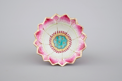 Une tasse et soucoupe en porcelaine de Chine famille rose de forme lotus, &eacute;poque Yongzheng, 1722-1735