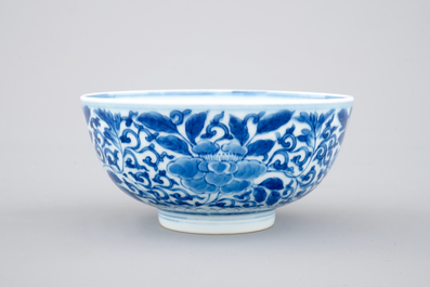 Un bol en porcelaine de Chine bleu et blanc au d&eacute;cor floral, 19/20&egrave;me