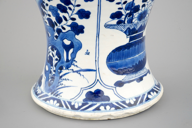 Un grand vase balustre en porcelaine de Chine, Kangxi, ca. 1700