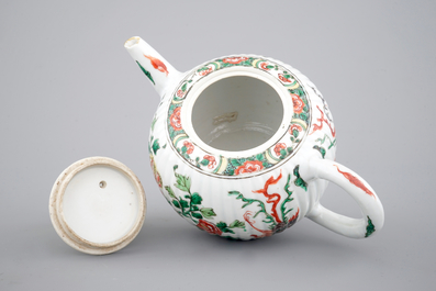 Une th&eacute;i&egrave;re en porcelaine de Chine famille verte, &eacute;poque Kangxi, ca. 1700