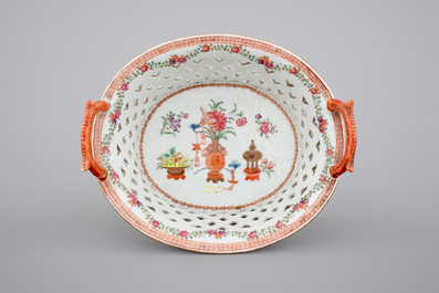 Un panier ajour sur son pr&eacute;sentoir, porcelaine de Chine famille rose, Qianlong, 18&egrave;me