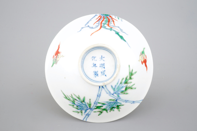 Een Chinees porseleinen doucai kom met een phoenix, 19e eeuw