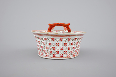 Un panier ajour sur son pr&eacute;sentoir, porcelaine de Chine famille rose, Qianlong, 18&egrave;me