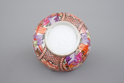 Un bol et une assiette en porcelaine de Chine, d&eacute;cor aux mandarins, 18&egrave;me