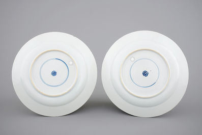 A pair of Chinese famille verte porcelain plates with "The 8 horses of Mu Wang", Kangxi, ca. 1700