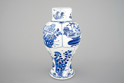 Un grand vase balustre en porcelaine de Chine, Kangxi, ca. 1700