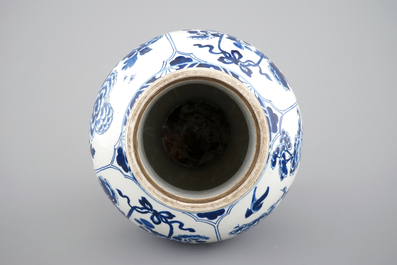 Un grand vase balustre en porcelaine de Chine, Kangxi, ca. 1700