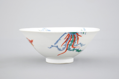 Een Chinees porseleinen doucai kom met een phoenix, 19e eeuw