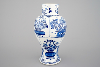 Un grand vase balustre en porcelaine de Chine, Kangxi, ca. 1700