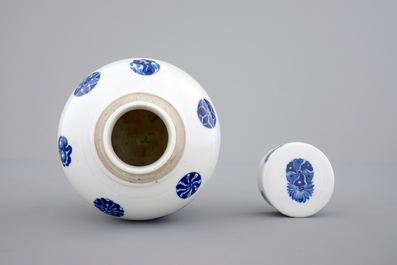 Un pot globulaire et son couvercle en porcelaine de Chine bleu et blanc, d&eacute;but 19&egrave;me