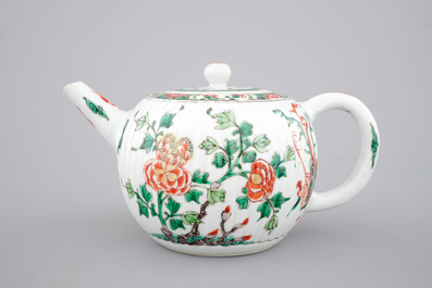Une th&eacute;i&egrave;re en porcelaine de Chine famille verte, &eacute;poque Kangxi, ca. 1700
