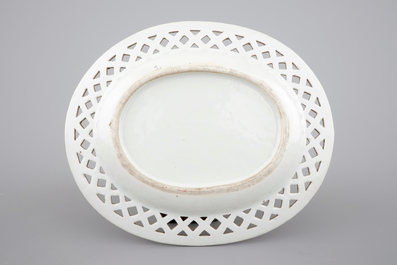 Un panier ajour sur son pr&eacute;sentoir, porcelaine de Chine famille rose, Qianlong, 18&egrave;me