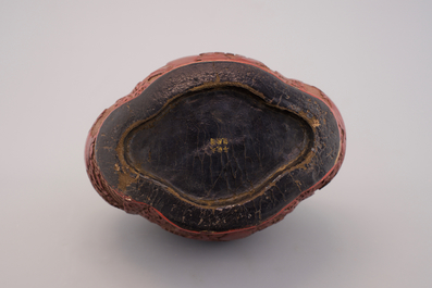 Un grand vase en lacque de Chine, marque dor&eacute; de Qianlong, 18&egrave;me