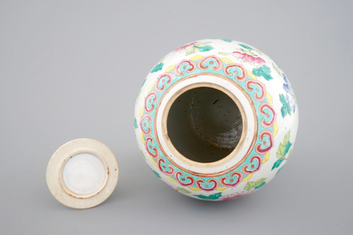 Un pot &agrave; gingembre en porcelaine de Chine famille rose, 19&egrave;me