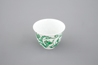 Une tasse &agrave; vin en porcelaine de Chine au dragon, 19/20&egrave;me