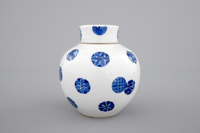 Un pot globulaire et son couvercle en porcelaine de Chine bleu et blanc, d&eacute;but 19&egrave;me