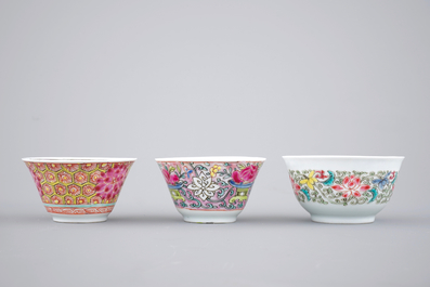 Trois tasses et soucoupes en porcelaine de Chine famille rose, Yongzheng et Qianlong, 18&egrave;me